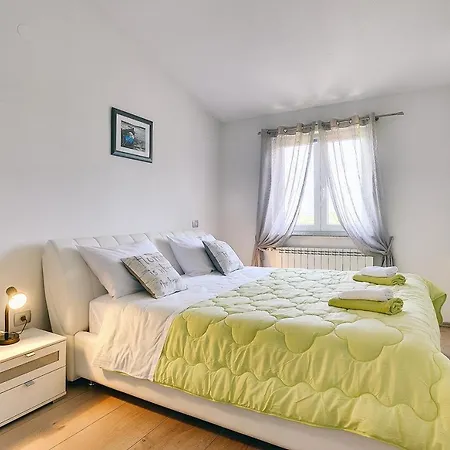 Apartment Mit Grossem Garten Und Grillbereich Valtura