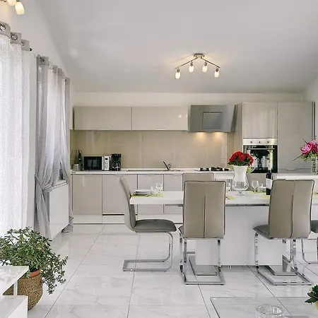 Mit Grossem Garten Und Grillbereich Valtura