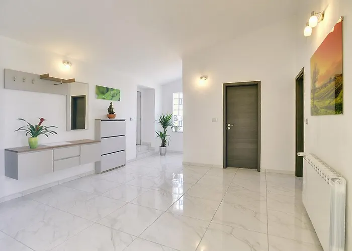 Mit Grossem Garten Und Grillbereich Apartment