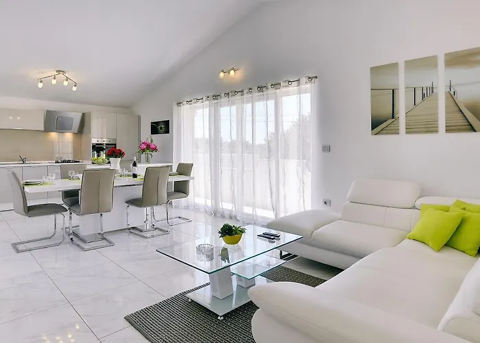 Mit Grossem Garten Und Grillbereich Apartment