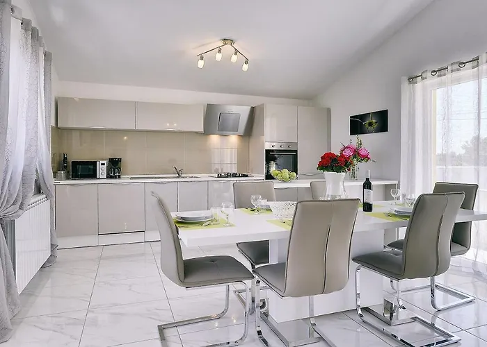 Mit Grossem Garten Und Grillbereich *