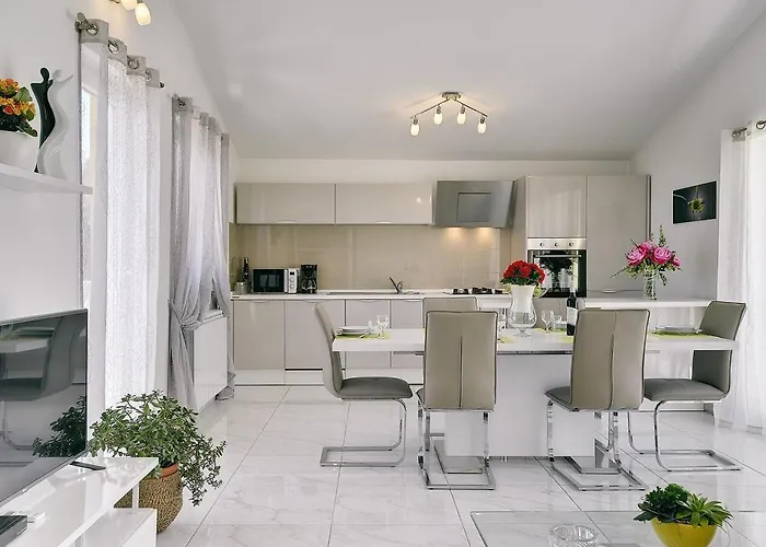 Mit Grossem Garten Und Grillbereich Valtura