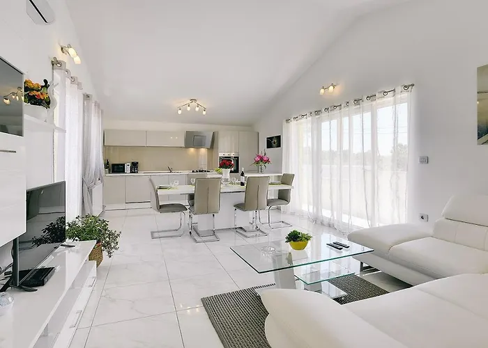 Mit Grossem Garten Und Grillbereich Apartment Valtura