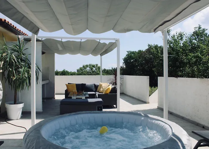 Mit Grossem Garten Und Grillbereich